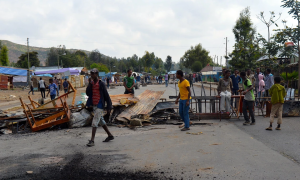 #OromoProtests  block the road in Wolenkomi, in the Oromia State, Ethiopia. Photograph by William Davison